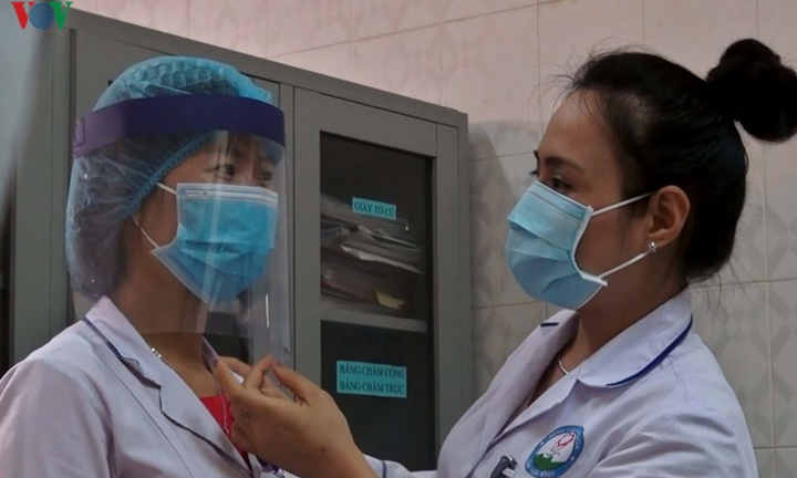Nữ điều dưỡng mất 10 phút 'tự chế' mũ bảo hộ y tế ngăn giọt bắn