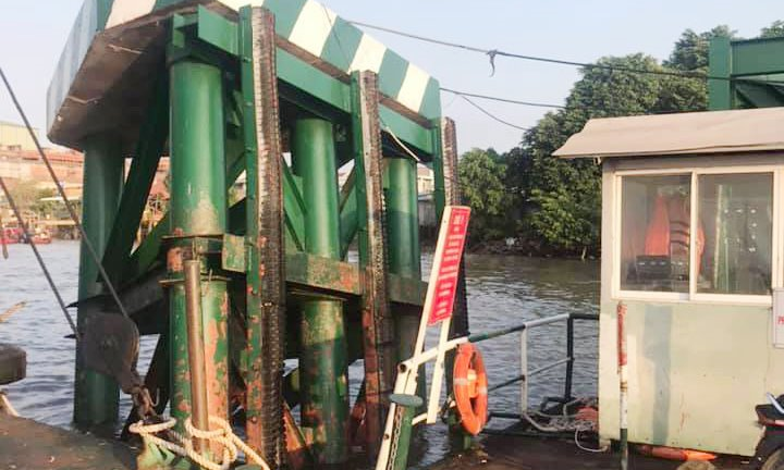 Tàu chở gần 200 container đâm vào cầu phao phà Cát Lái