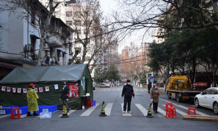 Dân nhiễm bệnh sau 2 tháng trở về từ Vũ Hán, huyện Trung Quốc áp lệnh phong tỏa