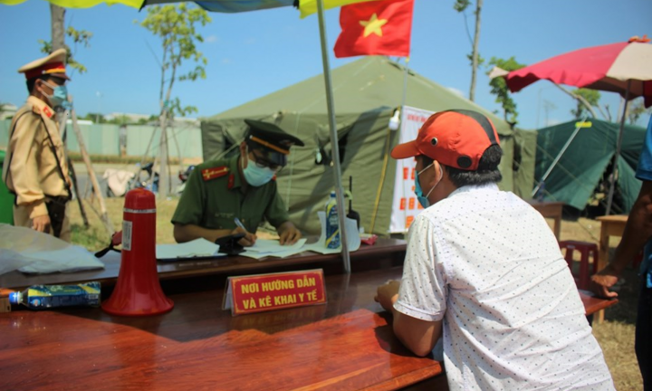 Về quê cách ly vì sốt, 2 thanh niên lộ sử dụng ma túy