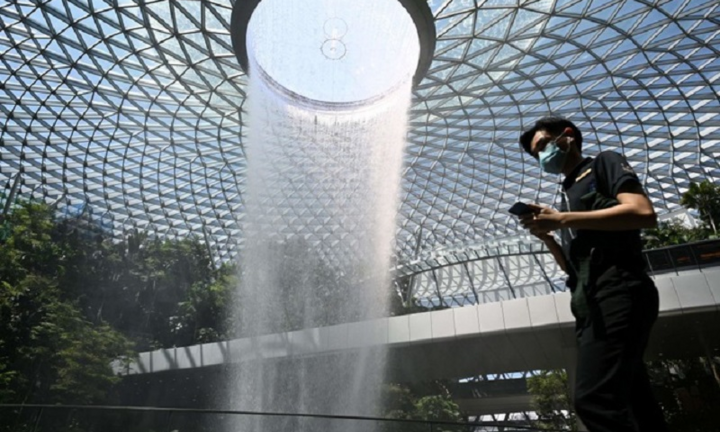 Bị từ chối phục vụ ở nhà hàng, người đàn ông nhổ nước bọt và hét 'corona'