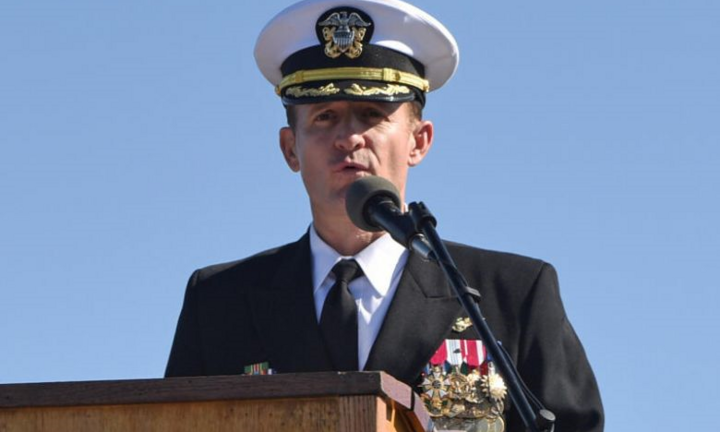 Hơn 120.000 người ký vào đơn kêu gọi phục chức cho hạm trưởng tàu sân bay Mỹ