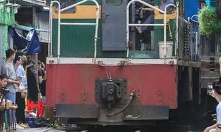 Chụp hình 'tự sướng' với đoàn tàu đang chạy, 2 nữ sinh ở Bình Định thiệt mạng