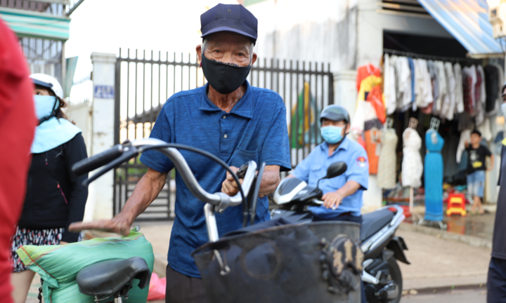 Đắk Lắk: Phát gạo cho người nghèo bằng ô tô để tránh tập trung đông người
