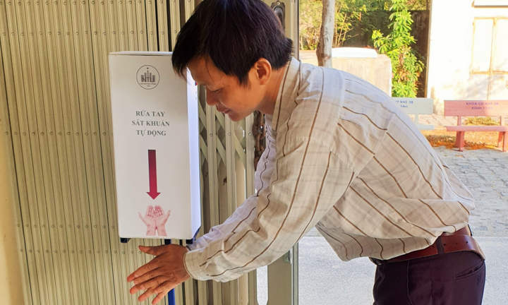 Sinh viên chế tạo máy rửa tay sát khuẩn tự động phòng Covid-19