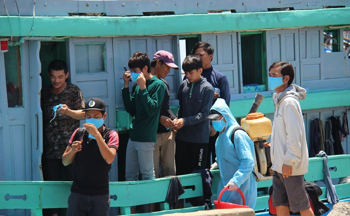 Ngư dân phẫn uất kể màn rượt đuổi, phun vòi rồng của Trung Quốc ở Hoàng Sa