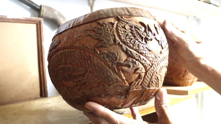 Video: Độc đáo nghệ thuật chạm khắc trên vỏ quả dừa khô làm bình đựng ấm trà