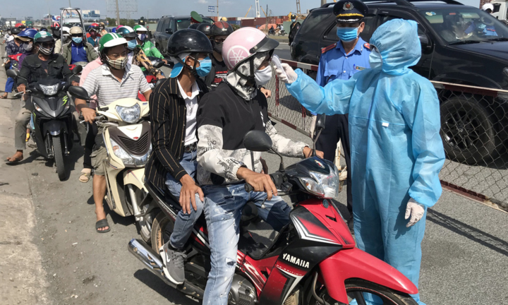 Video: Đo thân nhiệt người ra vào cửa ngõ TP.HCM