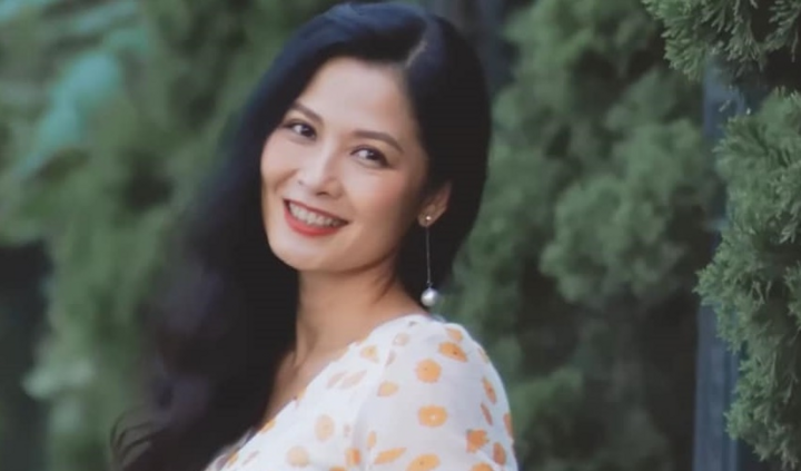 Vẻ ngoài nữ tính, nền nã của Phó Bí thư Bích Hiền phim 'Sinh tử'