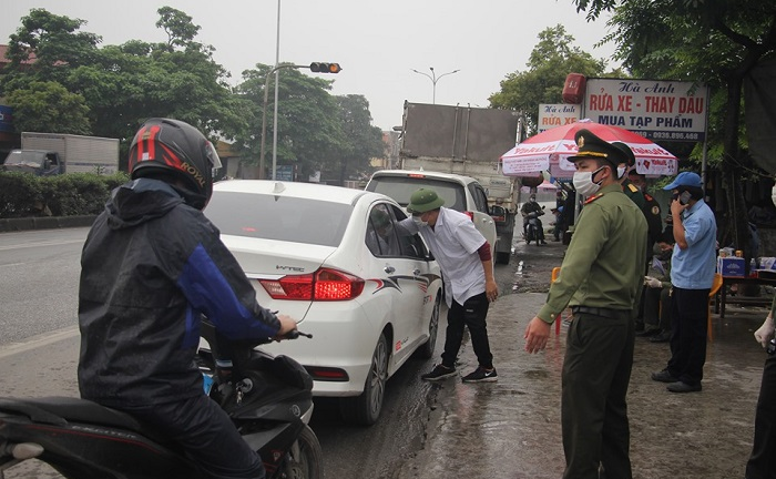 Hải Phòng kiểm soát cả người đi xe máy tại các chốt phòng dịch Covid-19