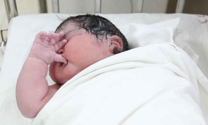 Bé gái chào đời nặng 6 kg 