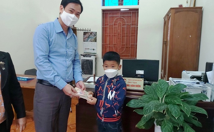 Học sinh lớp 2 'đập lợn' lấy tiền ủng hộ phòng chống COVID-19