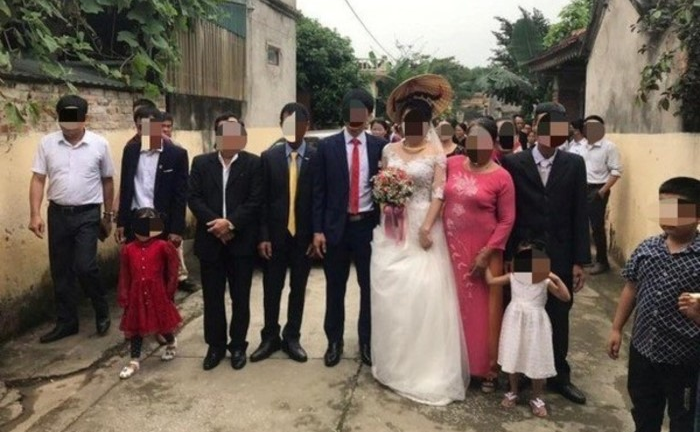 Để dân tổ chức đám cưới rình rang giữa mùa dịch, chủ tịch xã bị đình chỉ