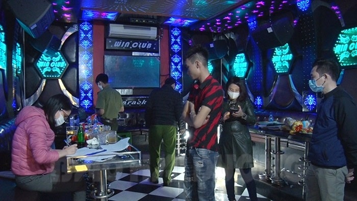 Cơ sở kinh doanh karaoke đón khách bất chấp yêu cầu cách ly xã hội