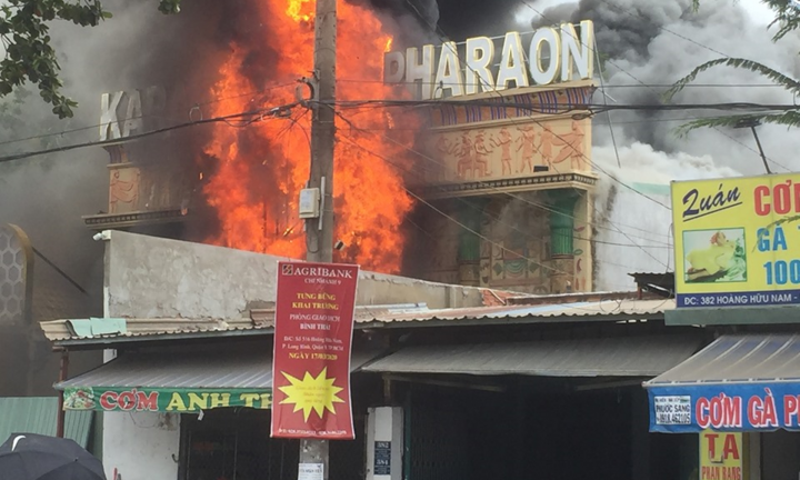 Quán karaoke Pharaon ở TP.HCM bốc cháy ngùn ngụt