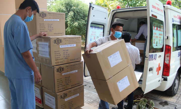Các nhóm thiện nguyện góp sức cùng nhân viên y tế tuyến đầu chống dịch Covid-19