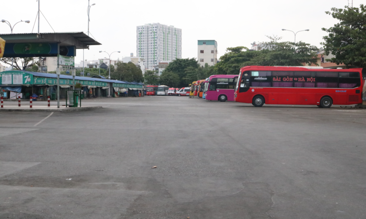 Dịch COVID-19: Các bến xe ở TP.HCM lạnh lẽo chưa từng thấy