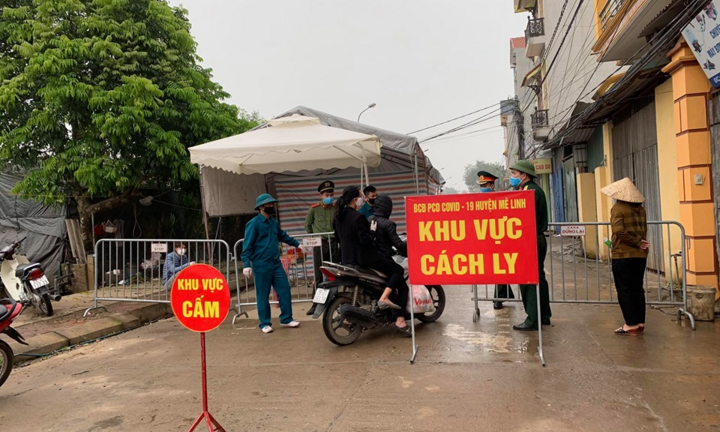 Khử trùng thôn có 11.000 dân bị cách ly do COVID-19 ở Hà Nội