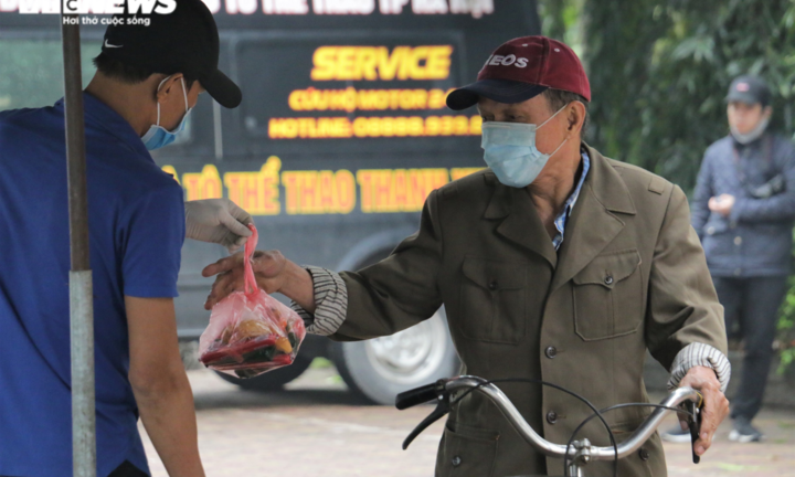 Bị người giàu 'cướp phần' hỗ trợ, dân nghèo nghĩ gì?