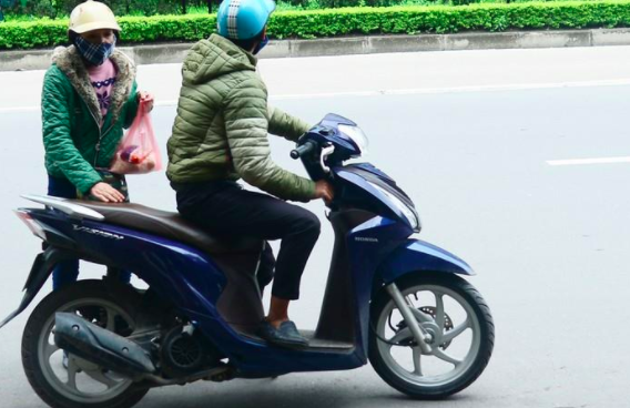 Sao bất lương thế, những kẻ giàu 'cướp' đồ ủng hộ người nghèo giữa đại dịch