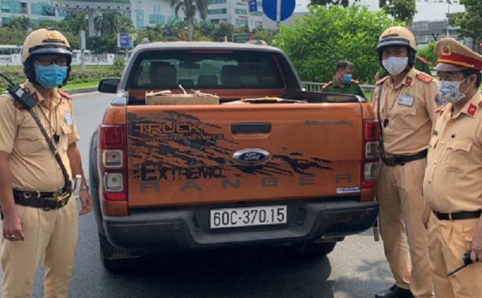 Đo thân nhiệt tài xế, phát hiện 10.000 khẩu trang y tế lậu