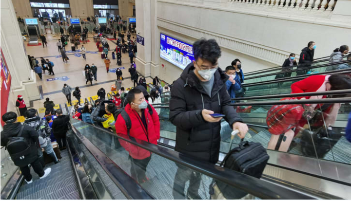 Dỡ bỏ phong tỏa, hàng nghìn người đổ xô ra ga tàu rời Vũ Hán