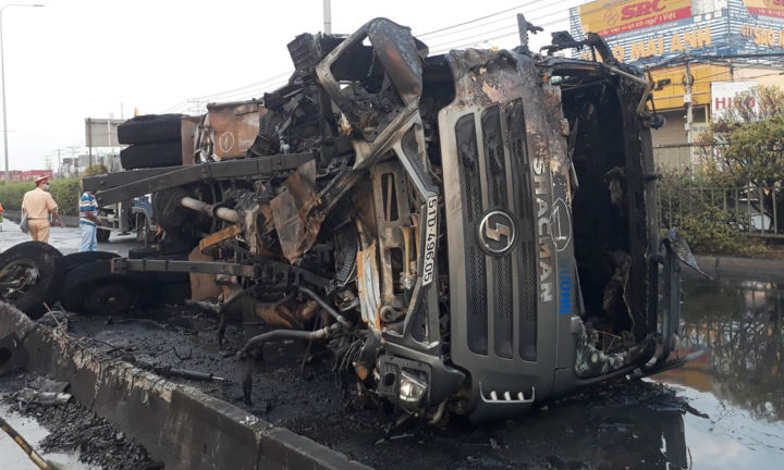 Xe ben đâm vào dải phân cách bốc cháy giữa Quốc lộ 1