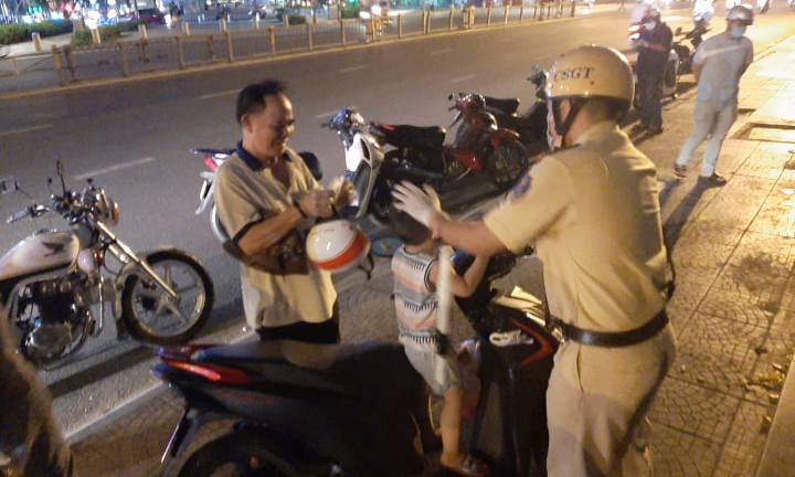 Không đeo khẩu trang, một cán bộ ở Đồng Nai bị tạm đình chỉ công tác