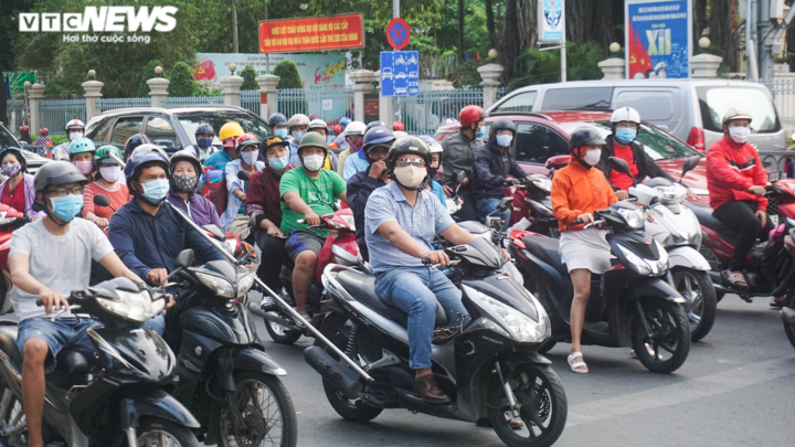 Đường phố TP.HCM vẫn đông đúc sau khi thành phố ra văn bản khẩn