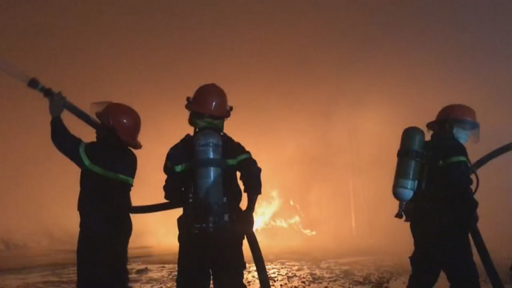 Cảnh sát cứu lô máy móc, hàng hóa tiền tỷ khỏi đám cháy ở Buôn Ma Thuột