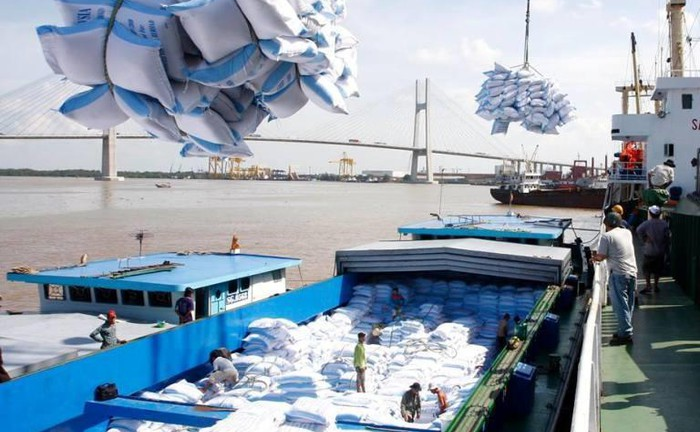 Fitch điều chỉnh triển vọng của Việt Nam, Bộ Tài chính nói gì?