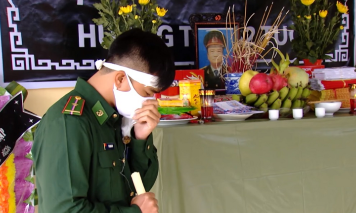 Chàng thiếu úy tiễn biệt cha nơi địa đầu Tổ quốc: 'Cha ơi, hết dịch con về'