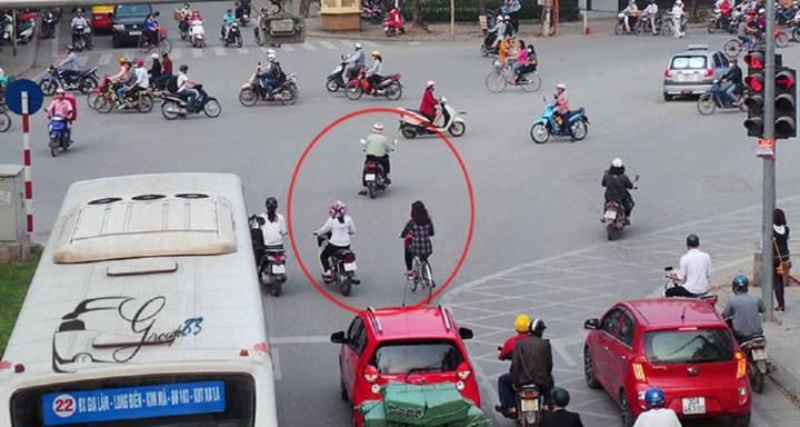 Video: Những pha vượt đèn đỏ bất chấp nguy hiểm chỉ có ngày cách ly xã hội