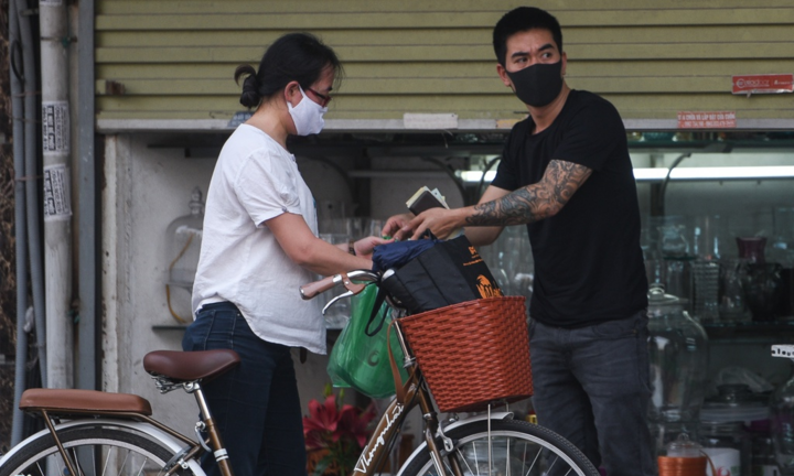 Cảnh buôn bán 'thậm thụt' trong lệnh cách ly xã hội