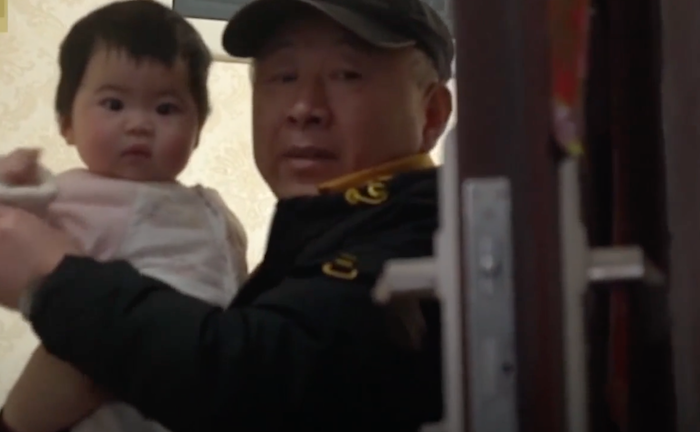 Video: Bác sĩ tuyến đầu chống dịch chỉ dám đứng nhìn con 8 tháng tuổi từ xa