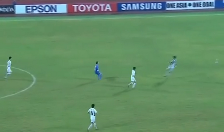 Video: 'Chết cười' với pha bắt bóng như phim hài