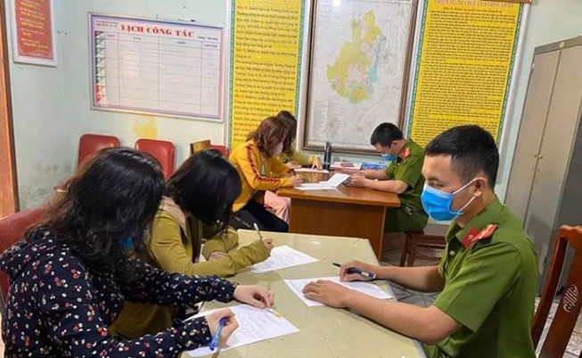 Ngồi 'buôn chuyện' trước cửa hàng , 4 phụ nữ ở Nghệ An bị phạt