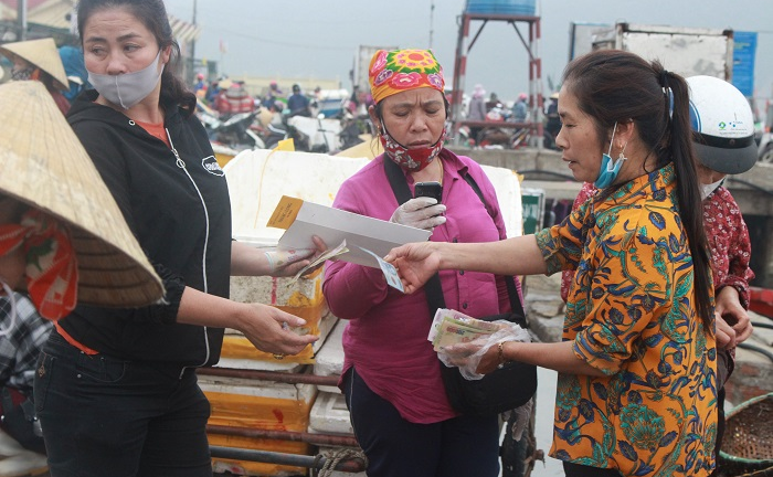 Cảng cá Hà Tĩnh đông đúc, dân vô tư không đeo khẩu trang giữa mùa dịch COVID-19