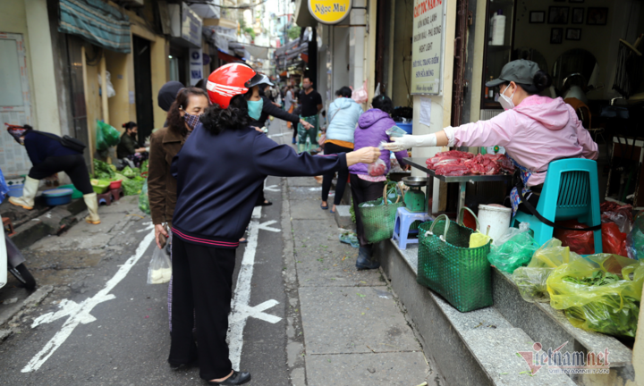 Phố cổ Hà Nội kẻ vạch vôi, ngăn người mua bán tiếp xúc gần