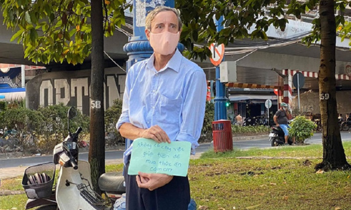 Thầy giáo Tây mất việc, xin 'giúp tiền mua thức ăn' khiến nhiều người chạnh lòng