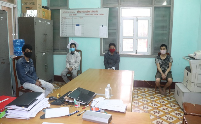 Kẹp 3 không đội mũ bảo hiểm, còn tấn công tổ tuần tra khi bị nhắc nhở