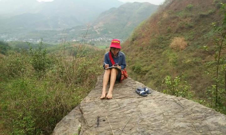 Học sinh băng rừng, ngồi mỏm đá bắt sóng 3G học trực tuyến