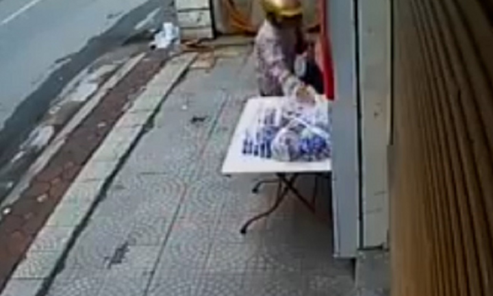 Phẫn nộ người phụ nữ vơ vét gần 10 túi quà dành cho người nghèo ở Hà Nội