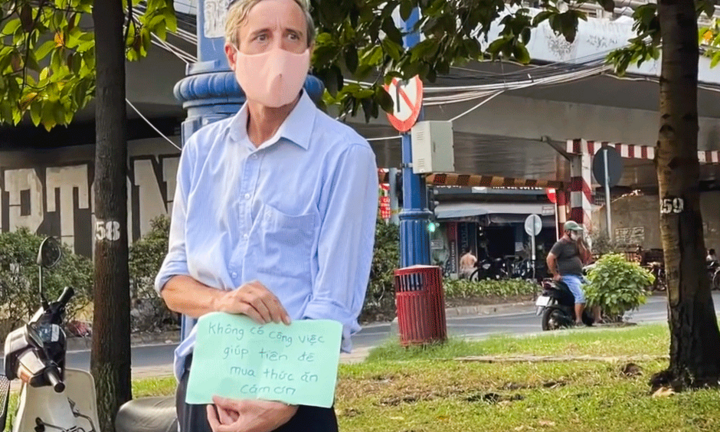 Thầy giáo Tây cầm bảng xin tiền: Tôi đã có việc làm, cảm ơn người Việt Nam