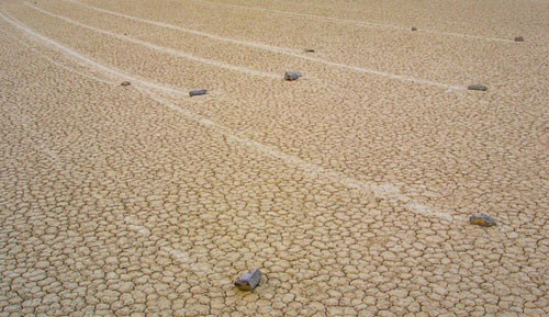 Kỳ lạ những hòn đá 'biết đi' trong Thung lũng chết