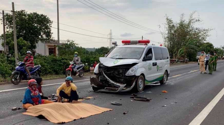 Đâm phải xe chở thi thể, chàng trai 18 tuổi thiệt mạng