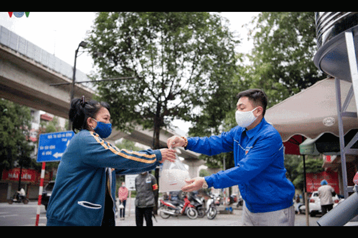 COVID-19: 'Đánh một trận rồi về cày ruộng' hay 'tay cày, tay súng'?