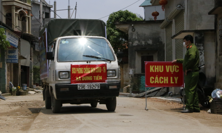 Video: Hà Nội lập chốt kiểm soát, phun khử khuẩn khu vực bệnh nhân 266 cư trú