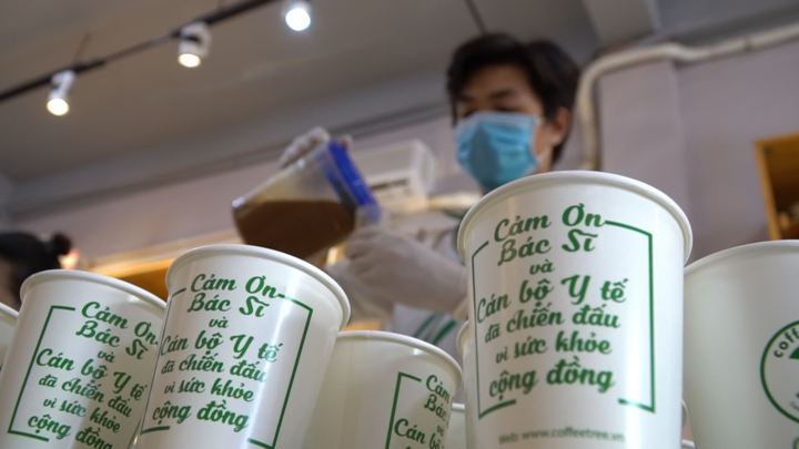 Tặng 10.000 ly cà phê gửi gắm yêu thương tới bác sĩ chống dịch COVID-19