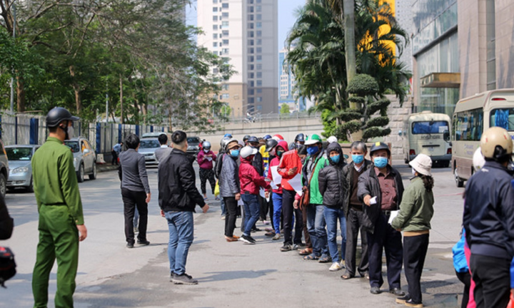 Video: Dân đội nắng đến ‘siêu thị 0 đồng’ nhận đồ hỗ trợ giữa dịch COVID-19